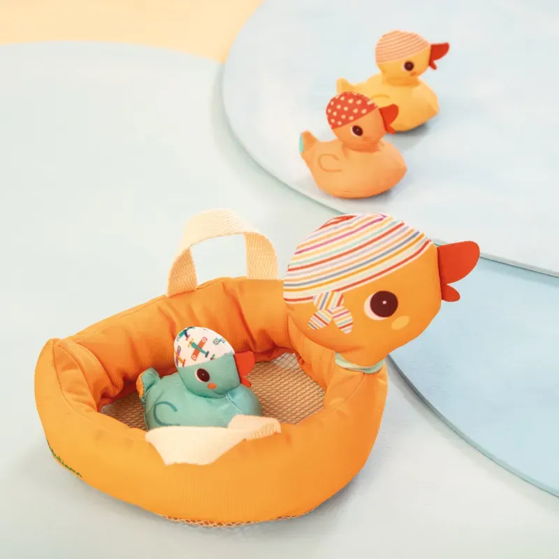 maman-canard-et-ses-canetons-aimantes (1).webp