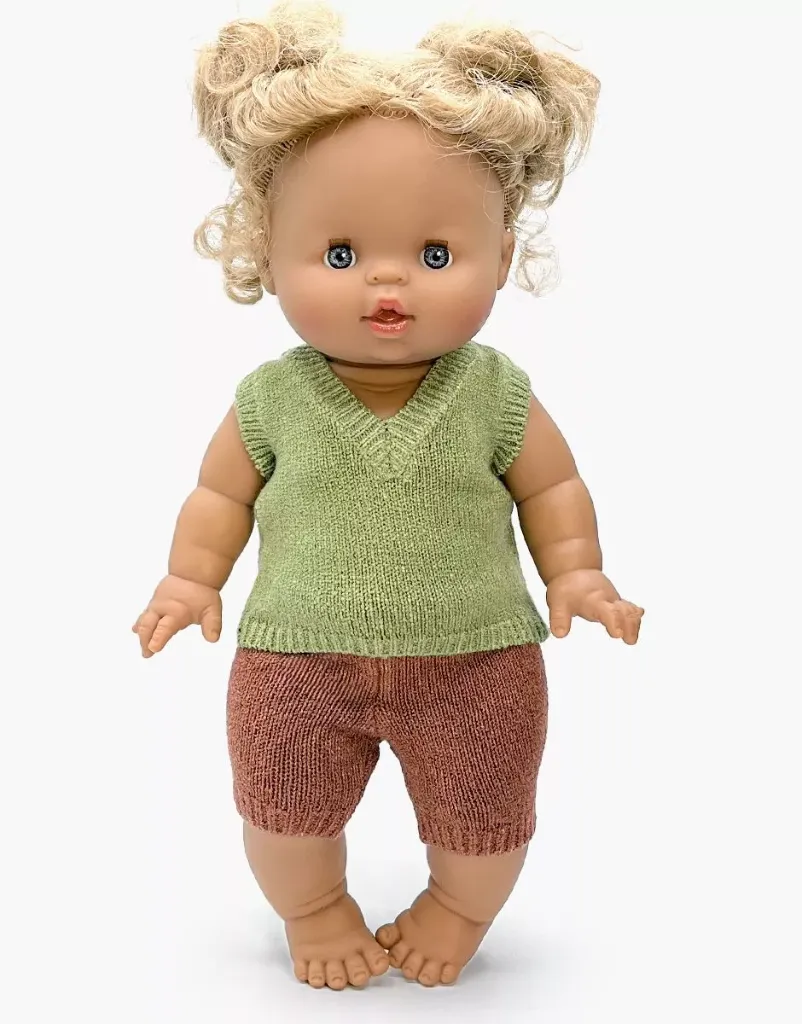 minikane-vetements-poupee-gordis-ensemble-tricot-leonardo-vert-sauge-et-short-caramel-chine-look-louise.webp