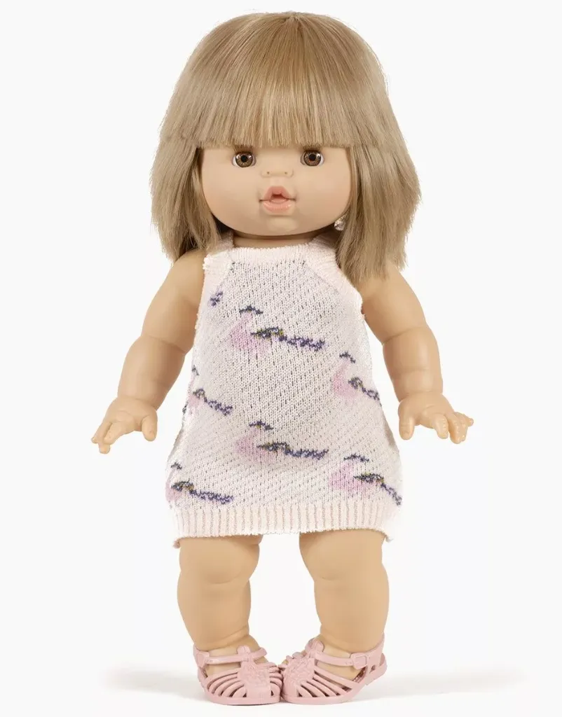 minikane-collection-dressing-vetements-accessoires-meubles-poupees_gordis-34-37cm-PE2023-robe-gisele-tricot-peacocks-roses-look.webp